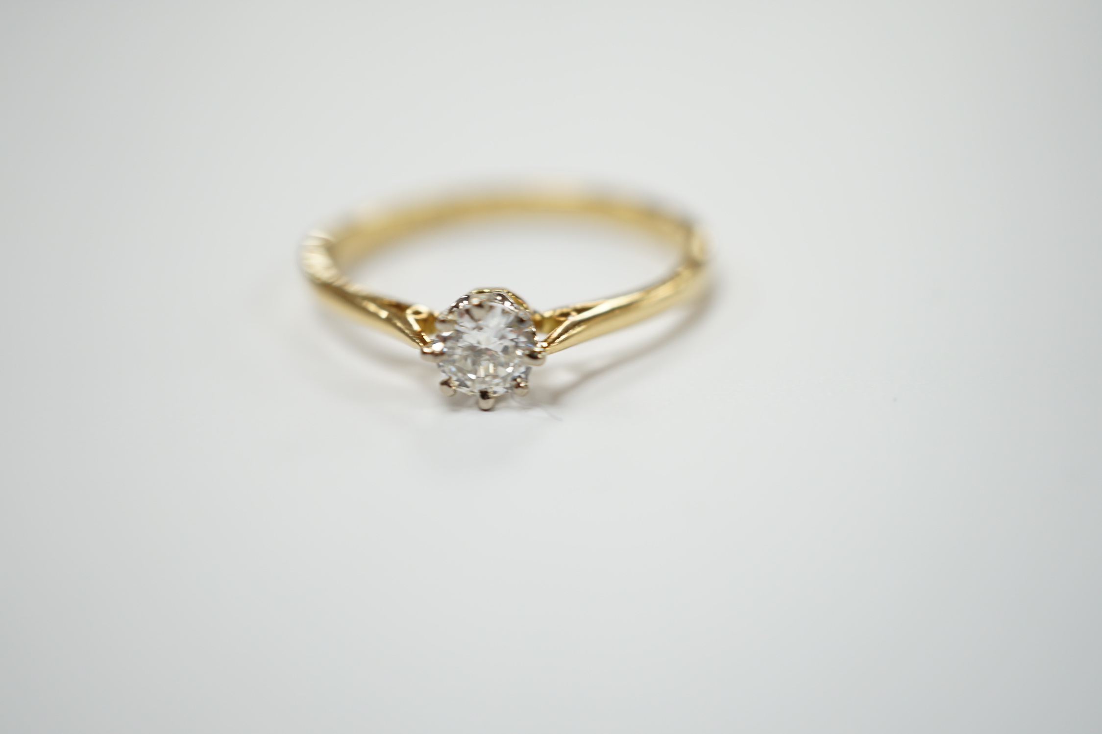 An 18ct and solitaire diamond set ring, size R, gross weight 2.8 grams.